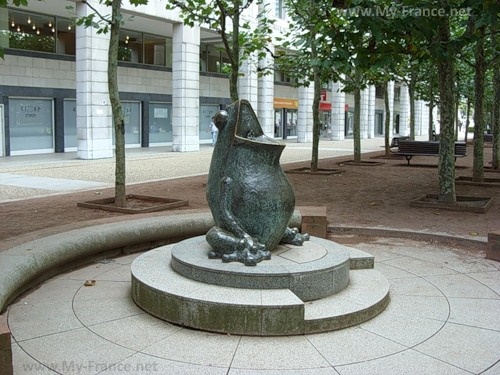 Памятник лягушке в Париже